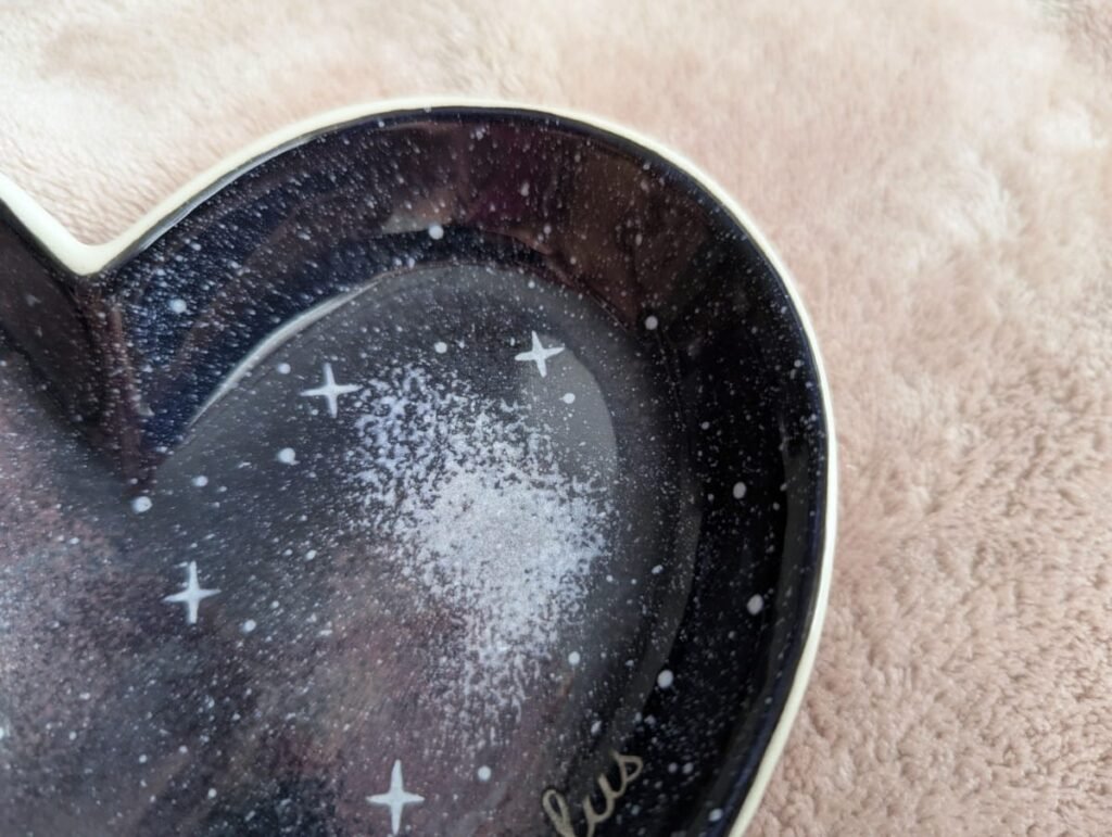 Vide poche en céramique peint à la main, motif galaxie, détail du fond