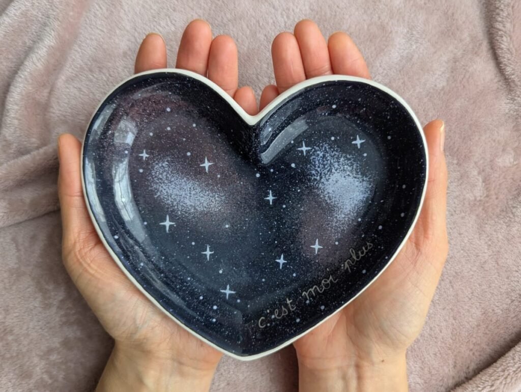 Idée cadeau: un vide poche en céramique peint à la main, motif galaxie, posé au creux des mains