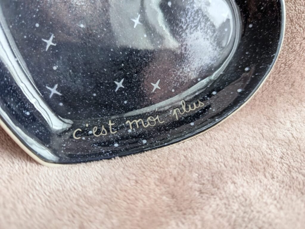 Vide poche en céramique peint à la main, motif galaxie, focus sur le message personnalisé