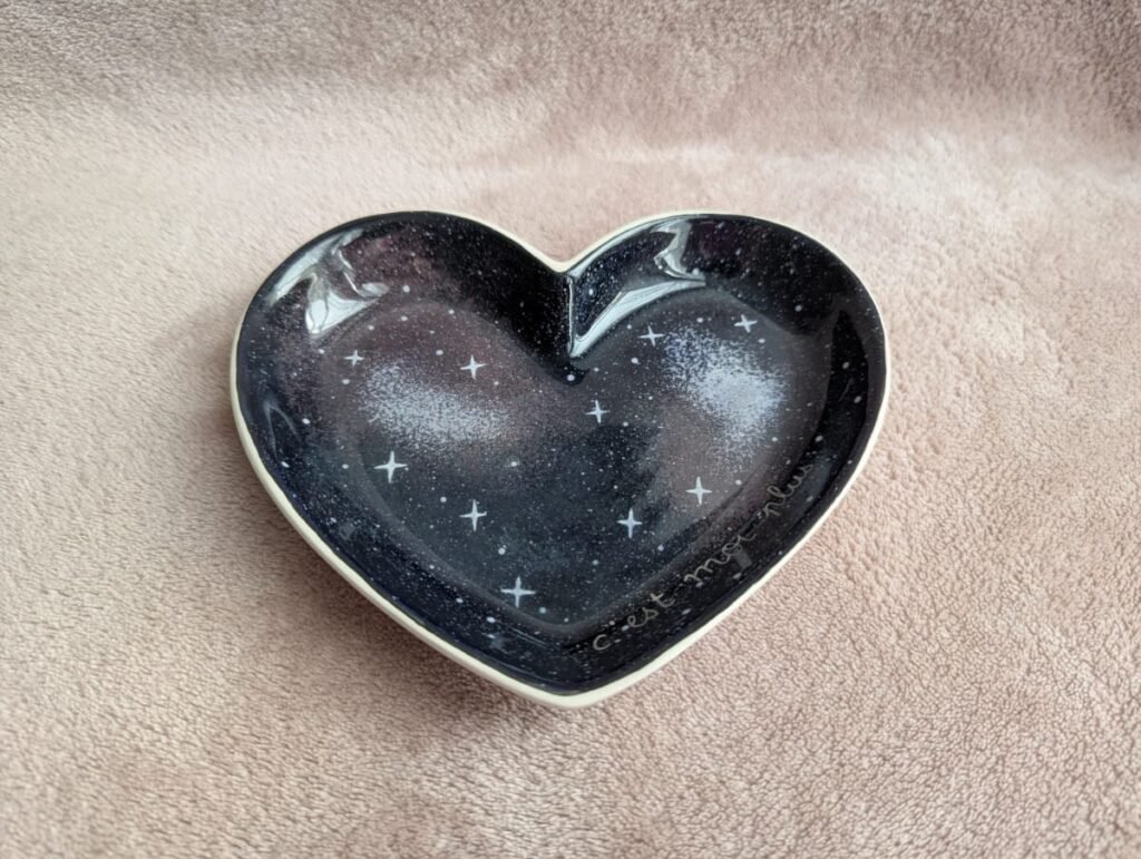 Vide poche en céramique peint à la main, motif galaxie, sur fond neutre